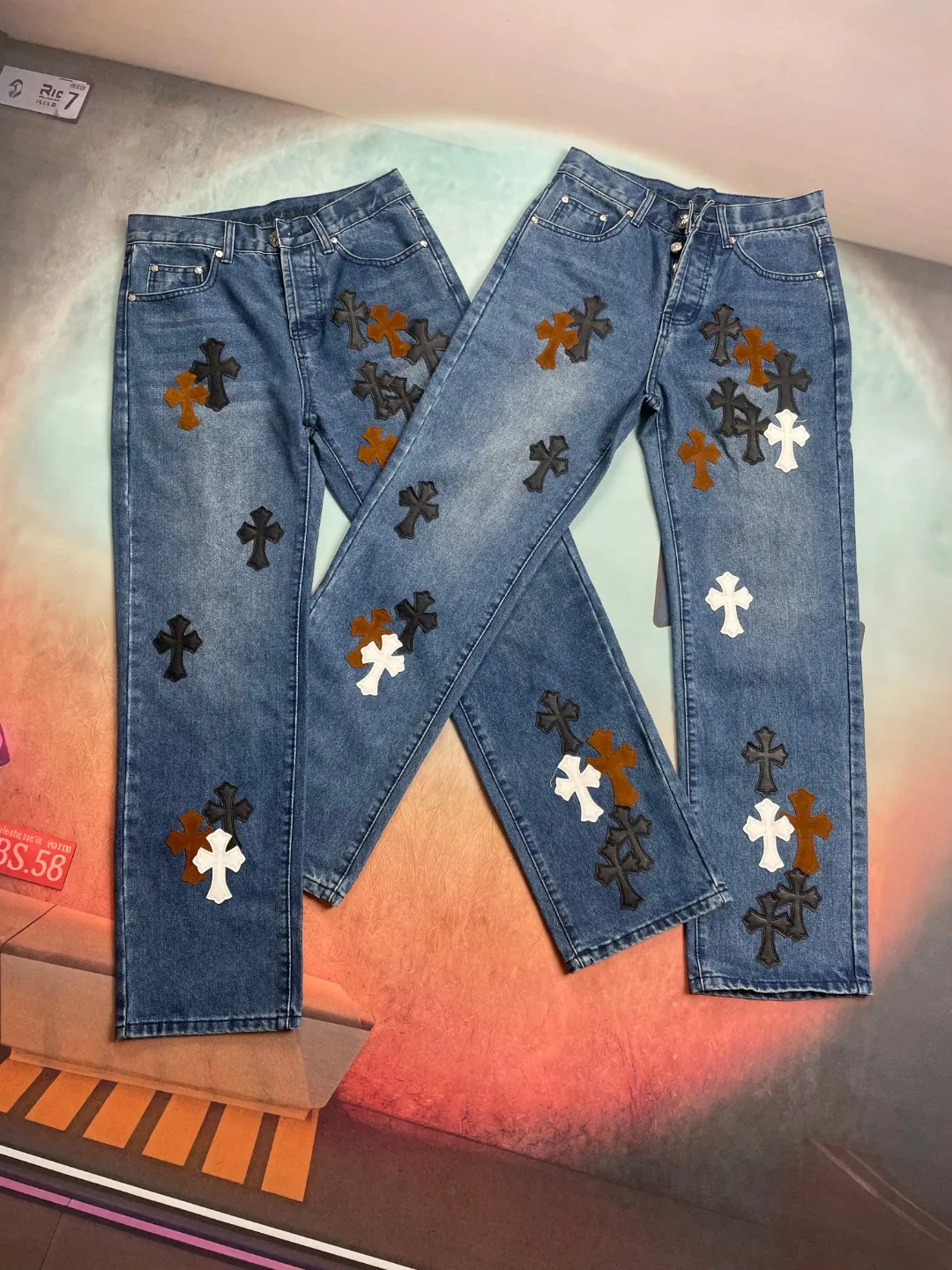 🅿️280 🔘Style number-KL125 🔘Cro Xin𝐂𝐡𝐫𝐨𝐦𝐞 𝐇𝐞𝐚𝐫𝐭 Matty Boy Sex Records series limited edition leather multi-color high street work jeans* [same style as Wang Chuqin] Among Cro Xin’s many items, this CH Jeans are the best. The production process is extremely complicated. The finished product needs to be washed first, then disassembled. The sheepskin cross skins are carefully sewn by hand, and then re-joined. The process is complicated and difficult to be detailed. Once you get it, you can intuitively feel the high-end texture that hits your face, and use your strength to explain what "good looks come first". It is made of beaded canvas fabric. After being washed with heavy water, the texture of the upper body becomes more mellow and the shape of the pants is also more straight. The whole trousers use three-dimensional cutting technology, and the shape is unique. The hardware is customized according to ZP genuine standards, and the thick beaded canvas fabric is not only soft after washing, but also has excellent breathability. Paired with an ingenious customized small leather label, the details are exquisite and simple yet elegant. The trousers are of exquisite workmanship, and every trace is neat and detailed, showing excellent quality.  Size: S M L XL XXL (28.30.32.34.36) Color: Blue